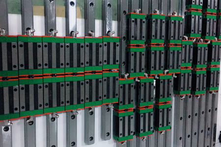 直線導(dǎo)軌無(wú)側(cè)向固定螺釘?shù)陌惭b方式